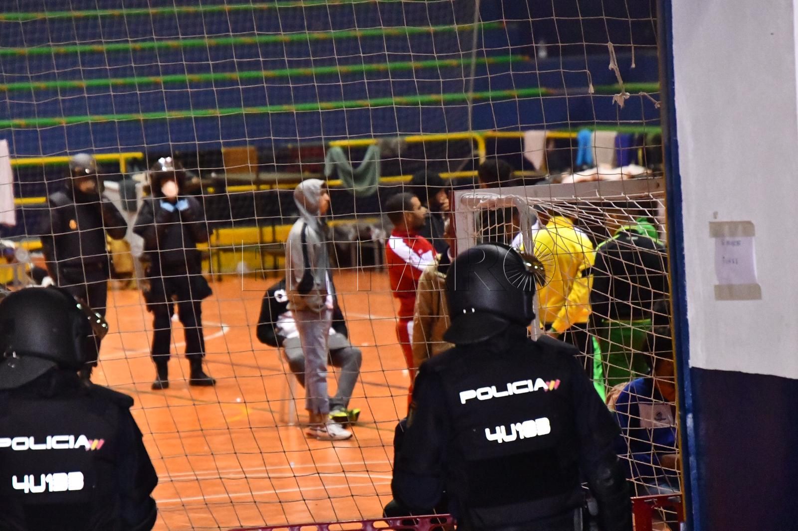 policia-pabellon-libertad-inmigrantes
