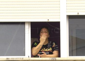 balcon-mujer