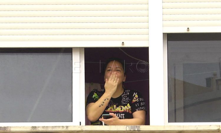 balcon-mujer