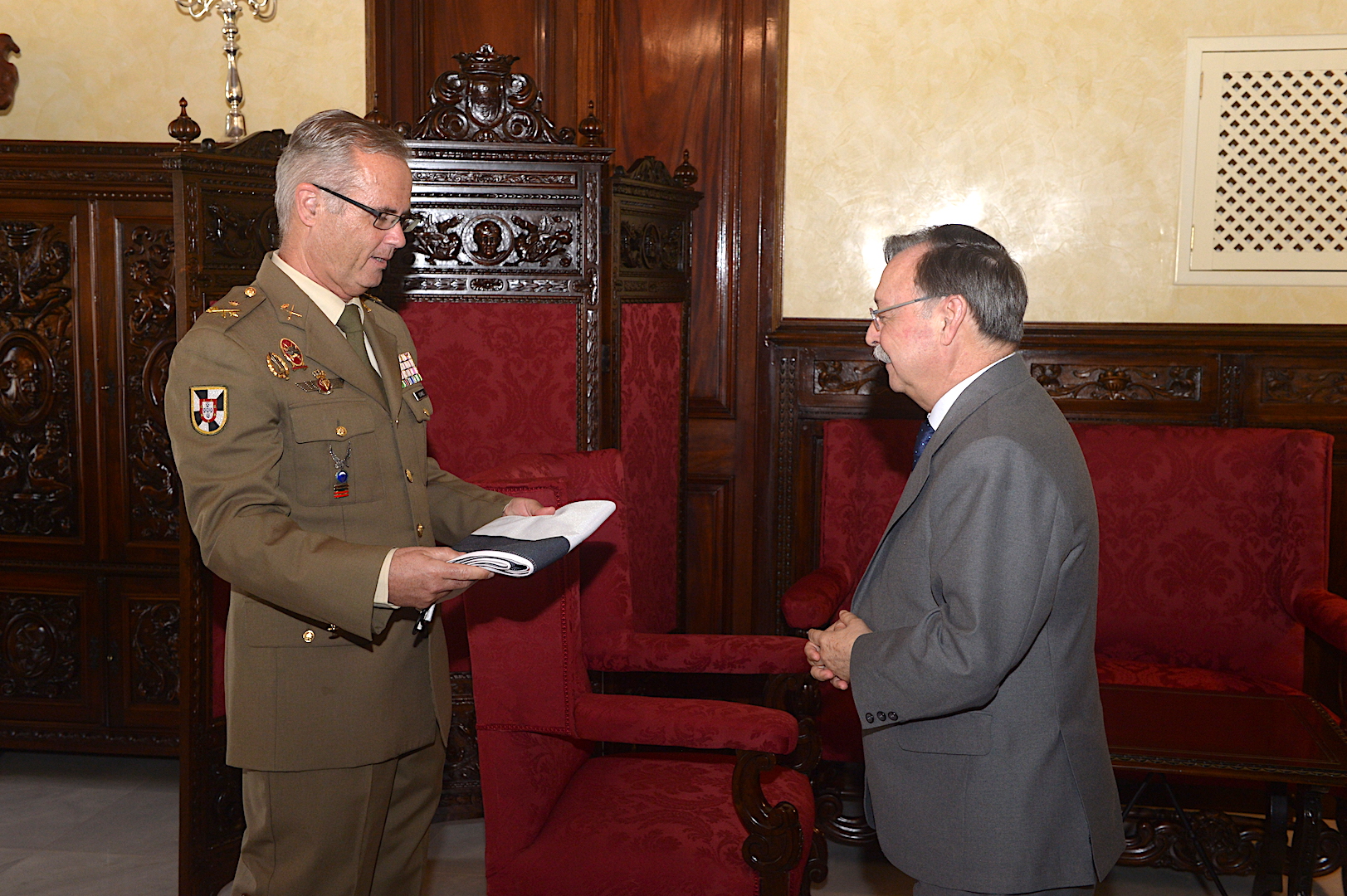 entrega-bandera-ciudad-comgeceu-irak-1