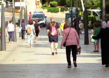 gente-paseando-apertura-comercios (1)