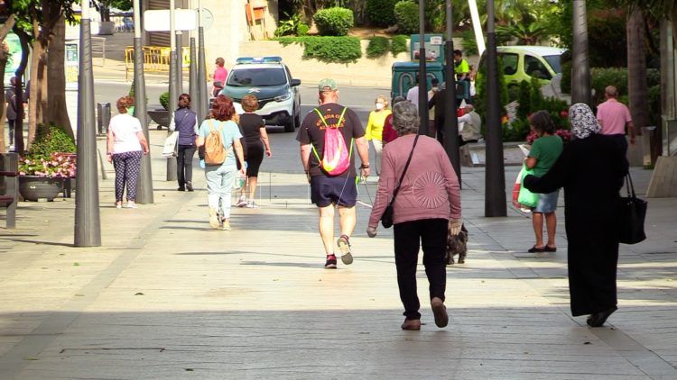 gente-paseando-apertura-comercios (1)
