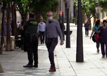 gente-paseando-apertura-comercios (3)