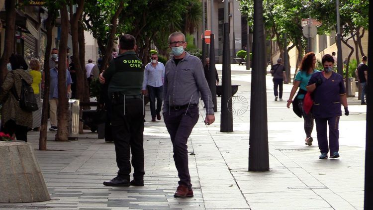 gente-paseando-apertura-comercios (3)