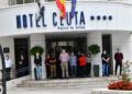minuto-silencio-ayuntamiento-luto-hotel-puerta-africa