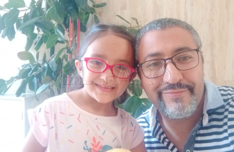 salma-abraza-padre-2