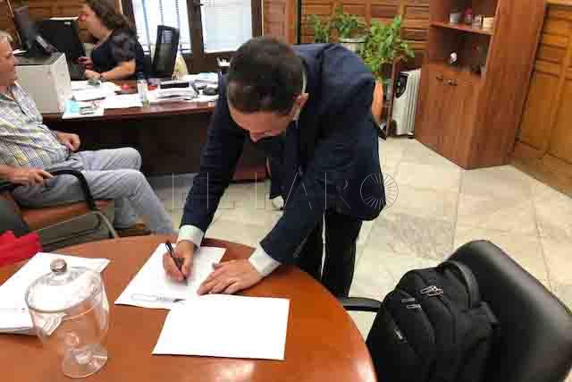 manuel-hernandez-firma-pleno-extraordinario-sacrificio