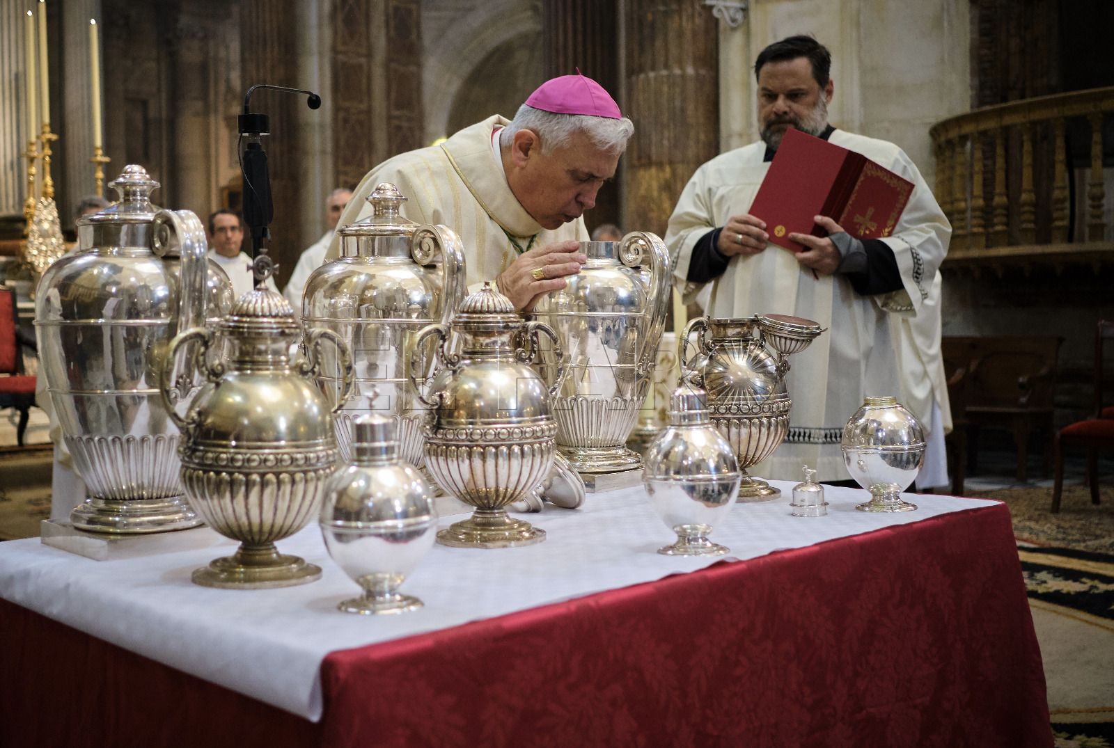 obispo-misa-crismal-diocesis-cadiz-ceuta-promesas-sacerdotales-4