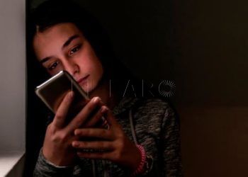 movil-redes-sociales-adolescentes