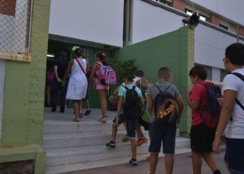 niños-entrando-colegio-aulas