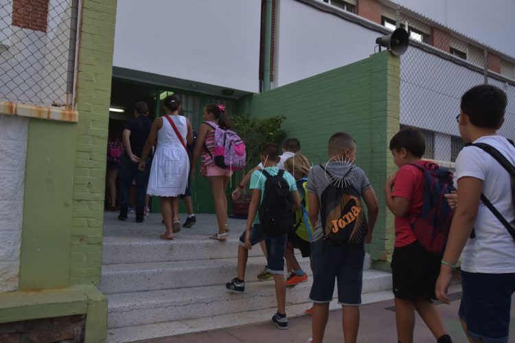 niños-entrando-colegio-aulas