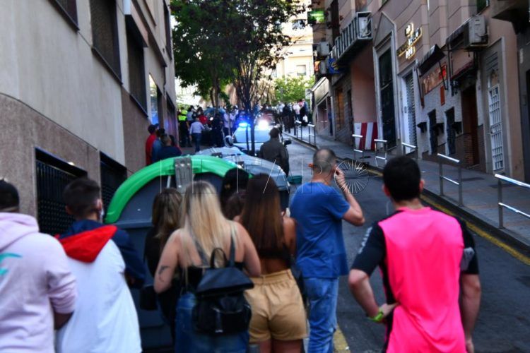 operativo-policia-bomberos-mujer-vacio