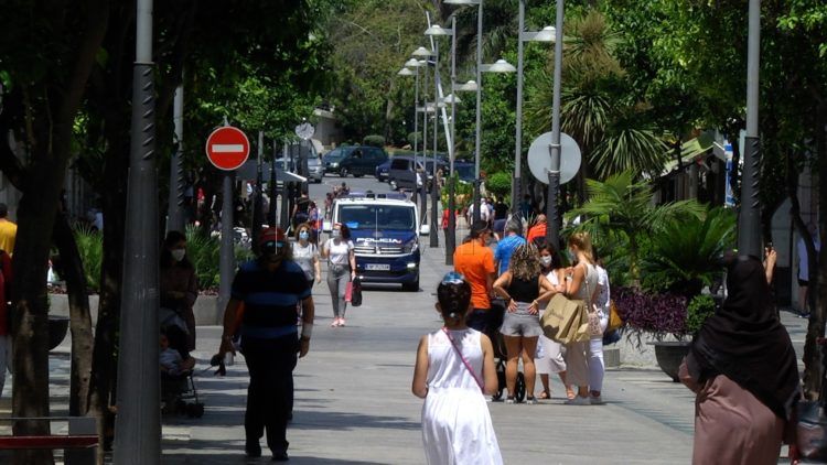 paseos-gente-paseando-revellin