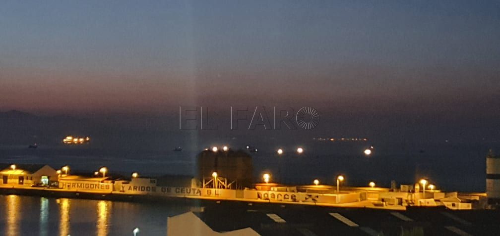 barcos-marroquies-aguas-ceuta-puerto-2