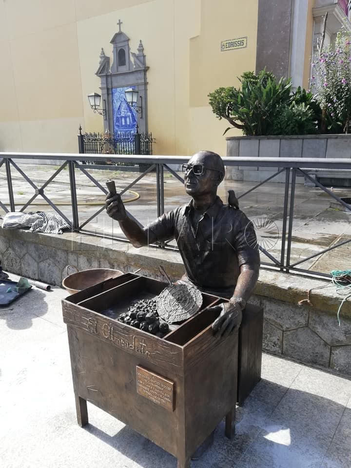 estatua-almendrita-instalada-1