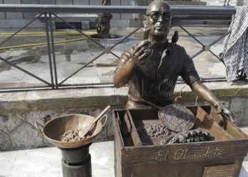 instalada-estatua-almendrita-paseo-palmeras