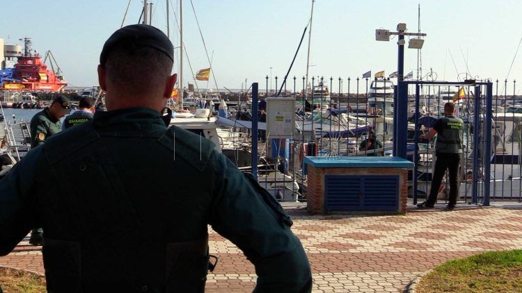 operacion-guardia-civil-puerto-deportivo-embarcaciones-2