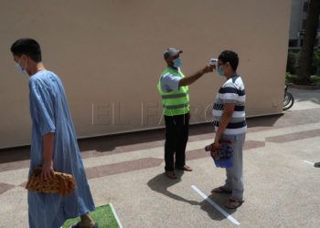 GRAF8738.  RABAT (MARRUECOS), 15/07/2020.- Varios voluntarios miden la temperatura a los fieles antes de su ingreso en la Mezquita de Molina en Rabat, Marruecos, este miércoles.  Las mezquitas de Marruecos abren sus puertas hoy tras cuatro meses de cierre por la pandemia, y se pone fin así a una medida histórica jamás tomada en el país, aunque con salvedades, porque permanecerán cerradas para la plegaria colectiva del viernes, que es la más importante. EFE/ Javier Otazu Elcano