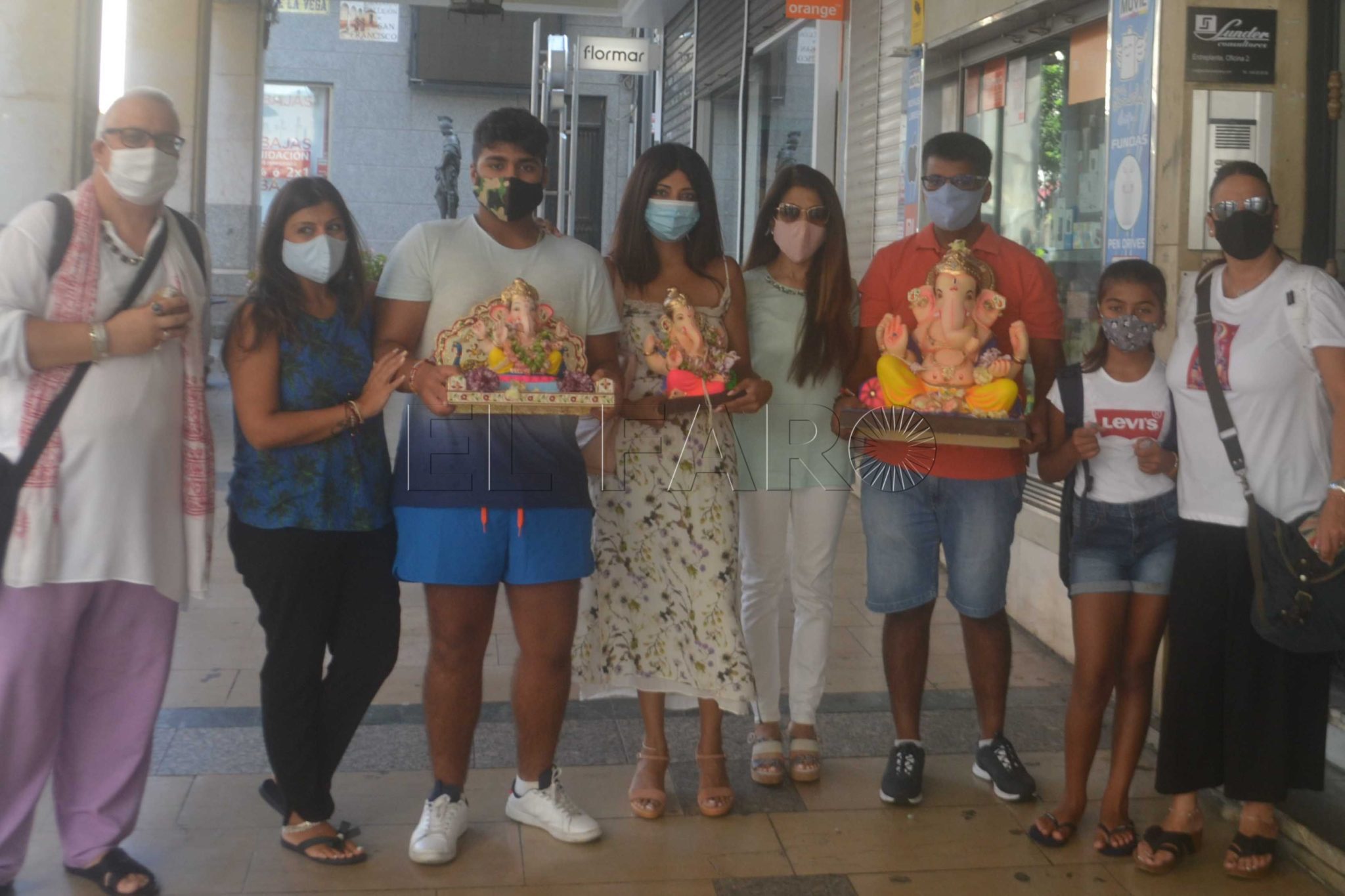 Amigos y familiares vinieron a despedirse de Shri Ganesha