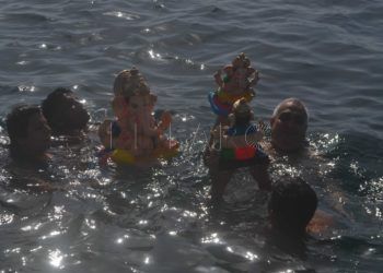 Visarjan inmersión y disolución de las imagenes en las aguas.