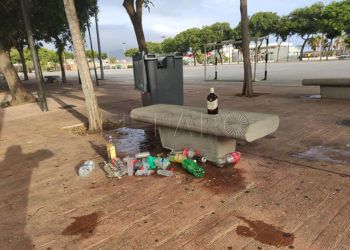 botellon-parque-juan-carlos-i-basura-3