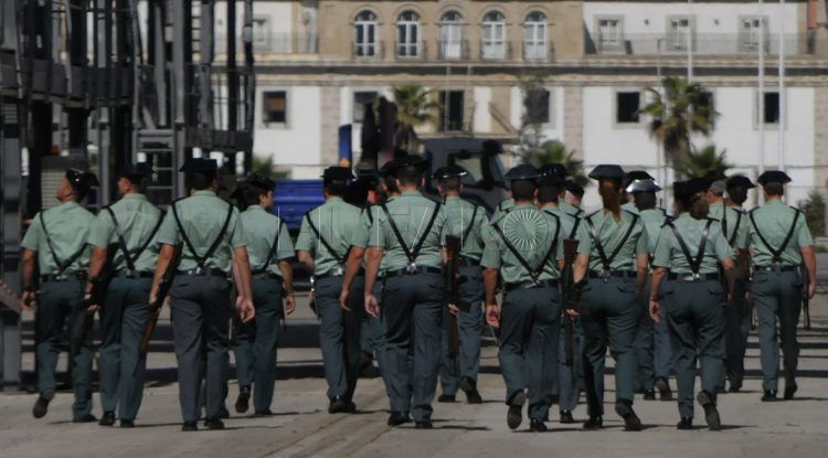 guardia-civil-espaldas