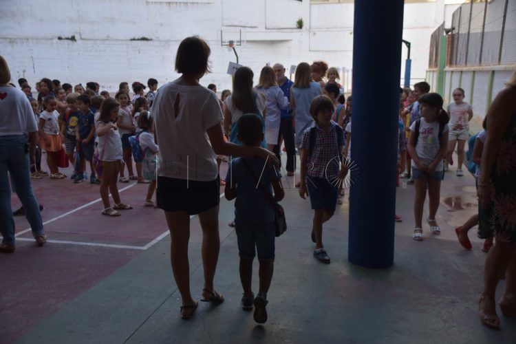 niños-alumnos-colegio-aulas-patio