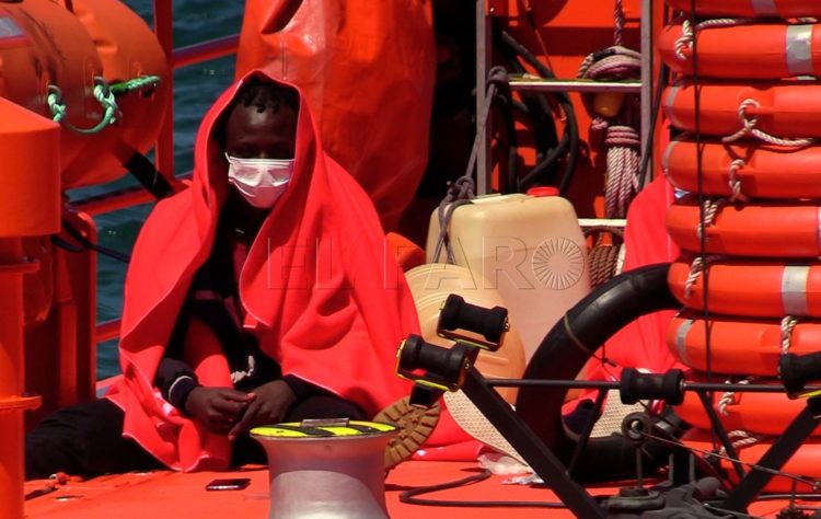 salvamento-maritimo-rescata-inmigrantes-subsaharianos-mar-10