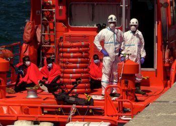 salvamento-maritimo-rescata-inmigrantes-subsaharianos-mar-17