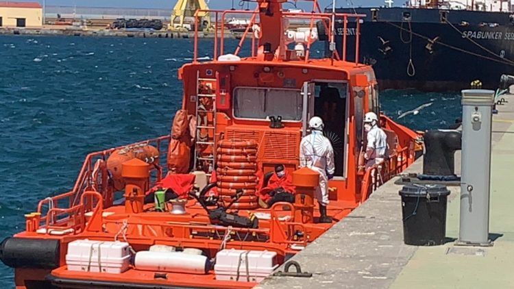 salvamento-maritimo-rescata-inmigrantes-subsaharianos-mar-agosto-1