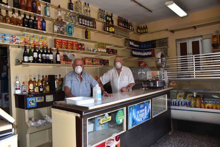 ultimo-estanco-barrio-almadraba-hermanos-berrocal-1