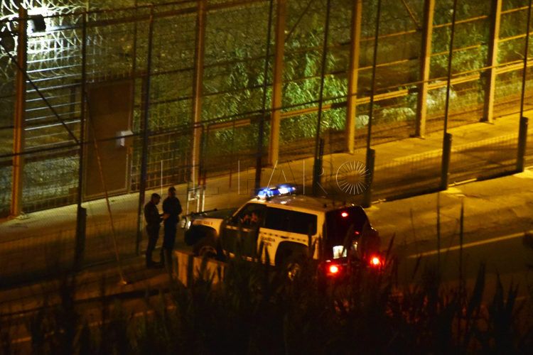 vehiculo-guardia-civil-frontera-noche