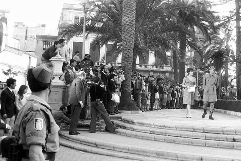 Instantánea del rodaje de una escena de la película Novios de la Muerte en la plaza de África. A la izquierda el director del film, Rafael Gil. (Archivo Diego Sastre)