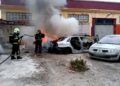bomberos-coche-quemado-1
