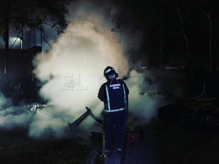bomberos-incendio-rastrojos-basura-enseres