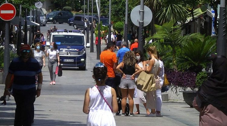 gente-mascarilla-policia-paseo-revellin
