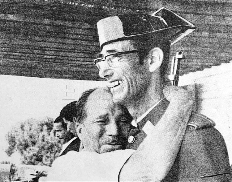 Juan, taxista en Sidi Ifni y antiguo compañero en el ejército, se abraza a su amigo y compañero, el último Guardia Civil que abandona Ifni en 1969