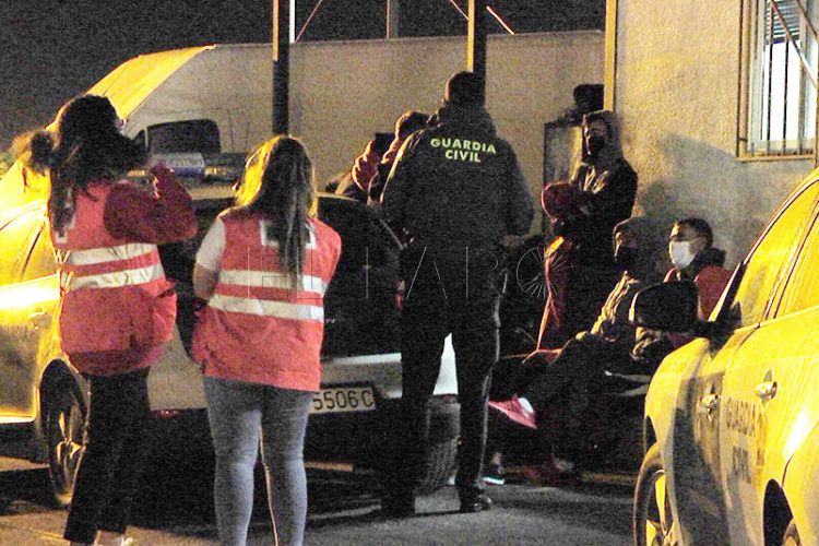 guardia-civil-inmigracion-embarcaciones-inmigrantes-8
