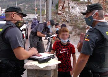 guardia-civil-inmigrantes-kayak-sarchal