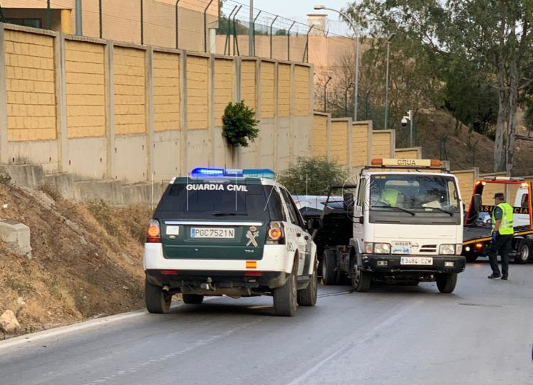 guardia-civil-serrallo-coche-volcado
