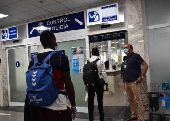 inmigrantes-ceti-salida-argelinos-subsaharianos-lgtb-puerto-4