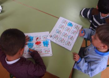 niños-mesa-aula-educacion-infantil