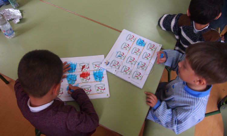 niños-mesa-aula-educacion-infantil