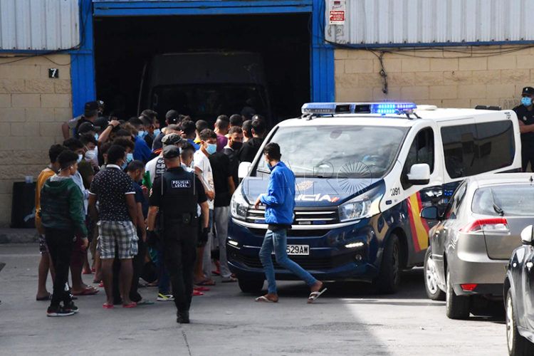 policia-nave-tarajal-identificar-ocupantes-36