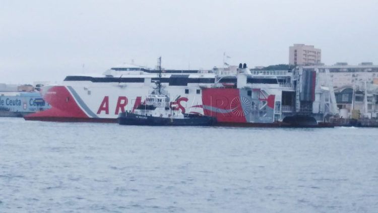 salvamento-maritimo-incendio-armas-trasmediterranea