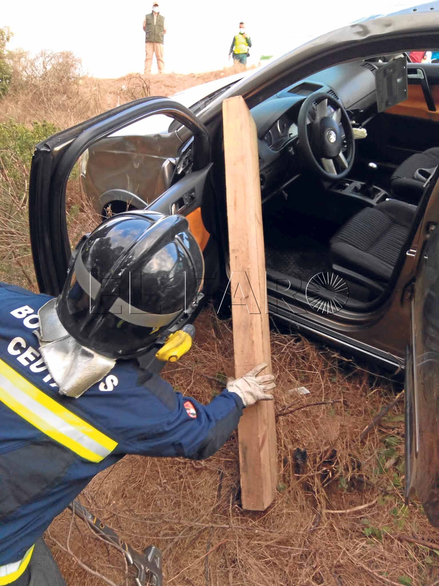 bomberos-apuntalan-coche