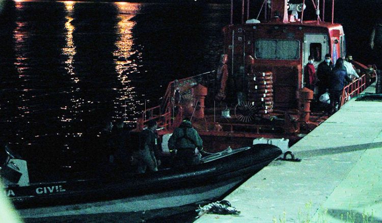 inmigrantes-muelle-españa-3nadadores-1