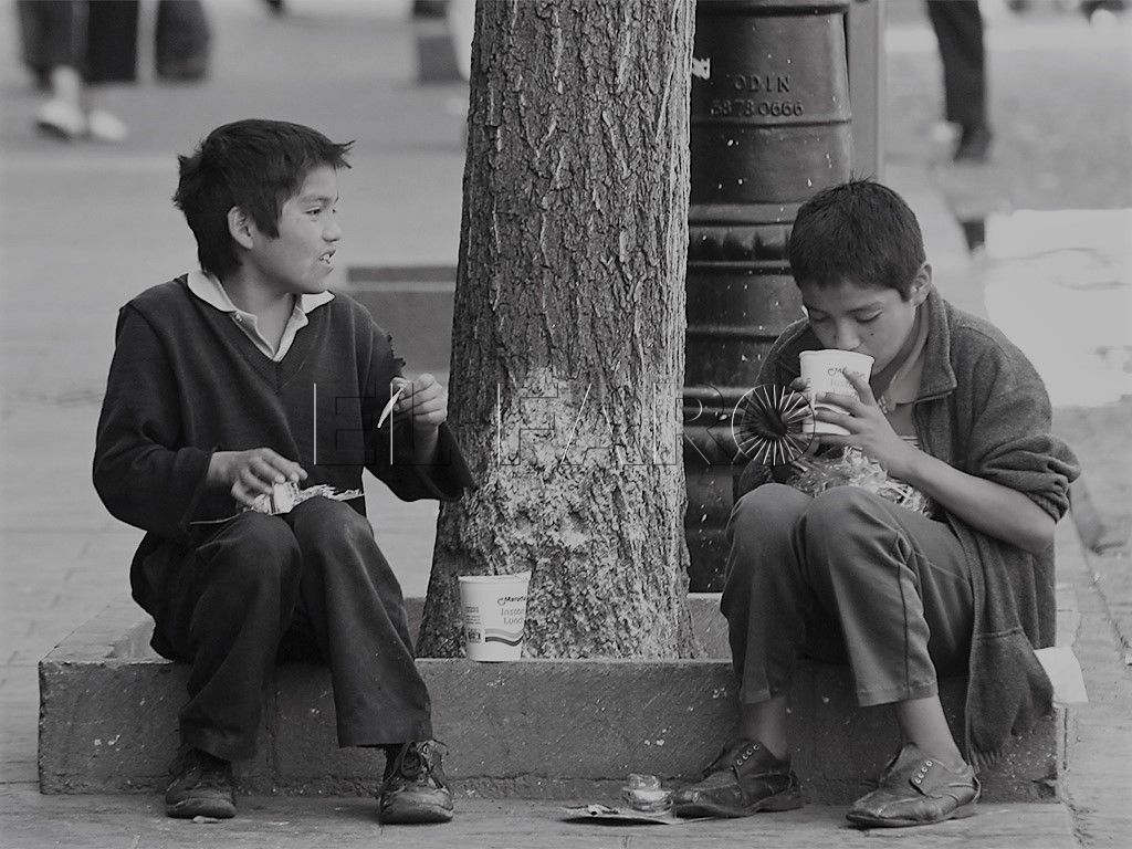 niños-calle-lloviendo