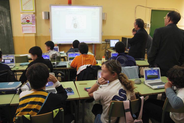 aula-interior-colegio-clase-ordenadores