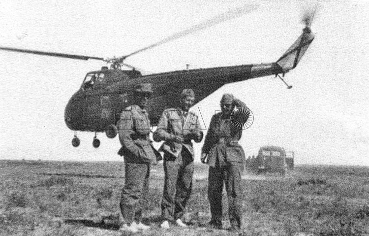 capitan-estado-mayor-oficiales-operacion-mientras-helicoptero-ejercito-aire-sobrevuela-terreno
